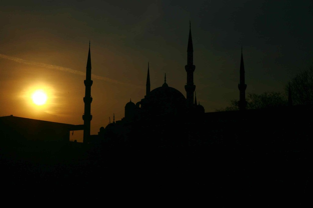 アゴラゲストハウスの屋上から見える夕焼けのモスク