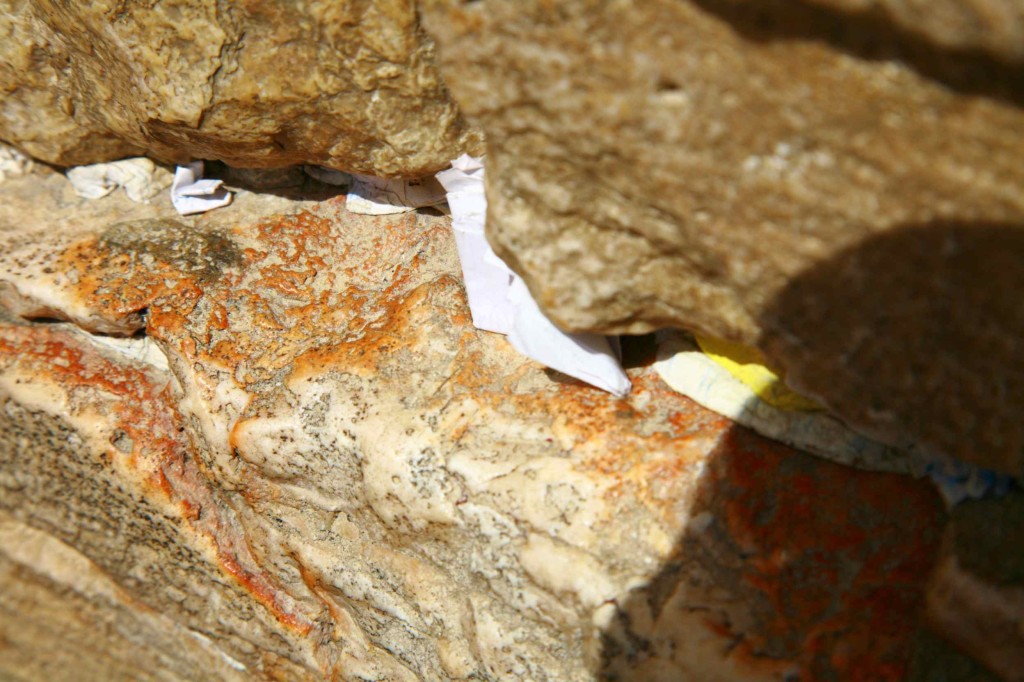 嘆きの壁に行けない、世界中のユダヤ教徒が手紙を送り、エルサレムに住む代理人が、嘆きの壁に挟む。