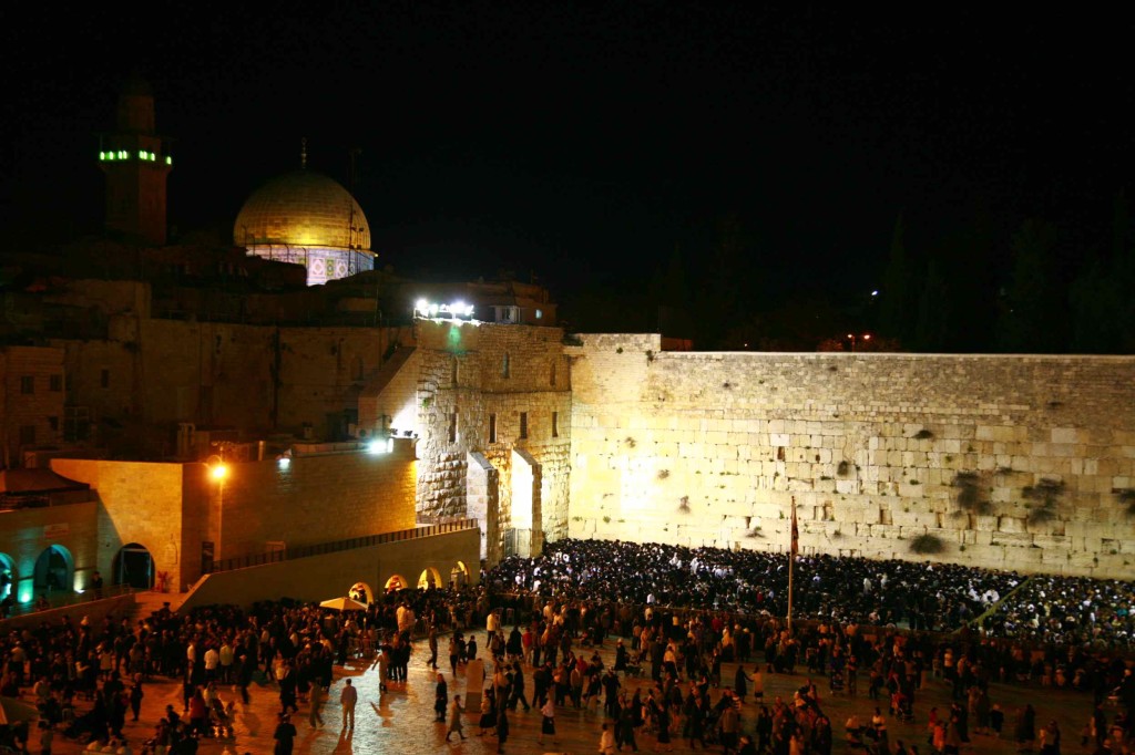 金曜日夜の嘆きの壁にはたくさんのユダヤ教徒が集まる
