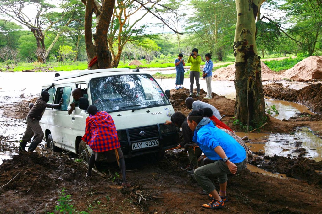 ケニアで車が泥濘（ぬかるみ）にはまって立ち往生 / 突然マサイ族があらわれて助けてくれた！