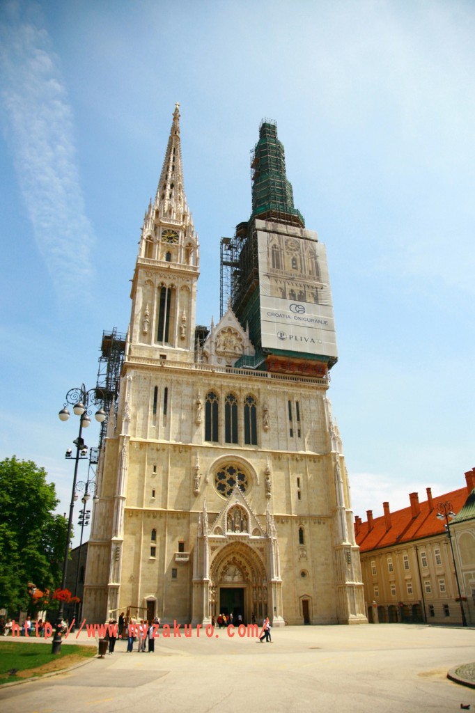 ザグレブ大聖堂は１０９４年に建築が始まり、破壊や火災をなどで何度も被害を受けている。入り口左右の2つの塔（105 m）はクロアチアで最も高い建造物である。