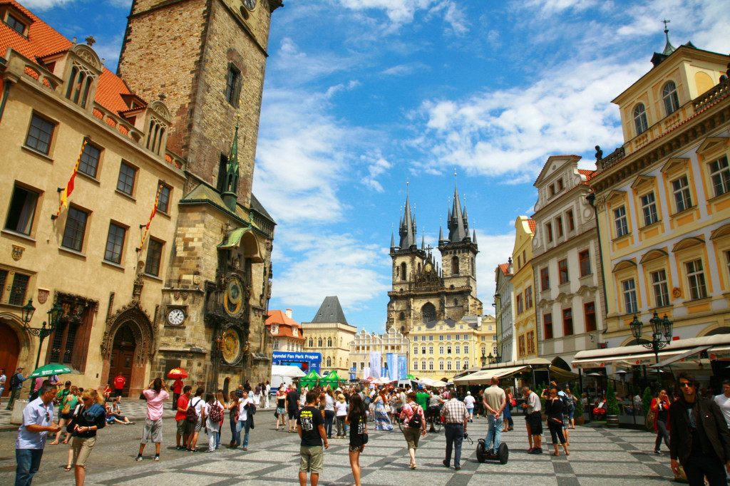 観光客の多いプラハ旧市街の昼間の姿