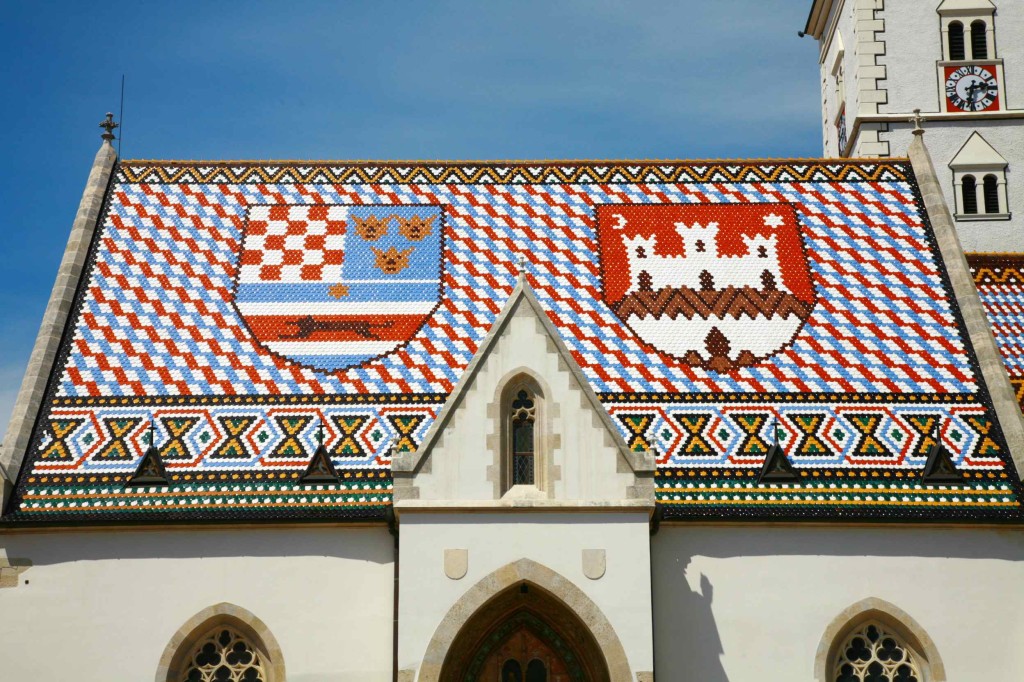 左がクロアチア王国の紋章で、右がザグレブの紋章。