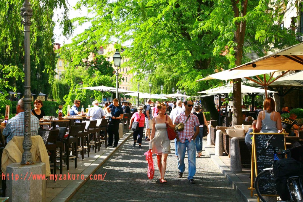 ②この通りはオープンカフェやお洒落バーの通り。緑と横の川がマッチ。