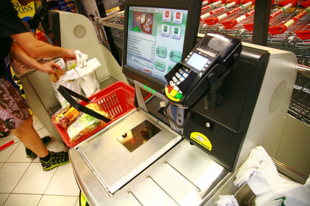 リュブリャナのスーパー。久々の無人レジ。