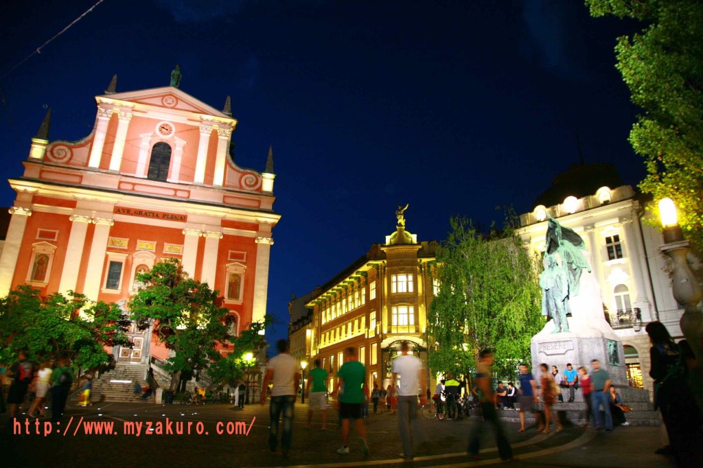 ①この広場が街の中心というイメージ。治安がいいので夜でもたくさんの人で賑わっていた。