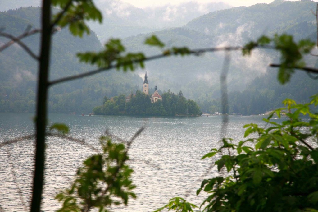 スロベニアのブレッド湖。湖の上に教会がある。
