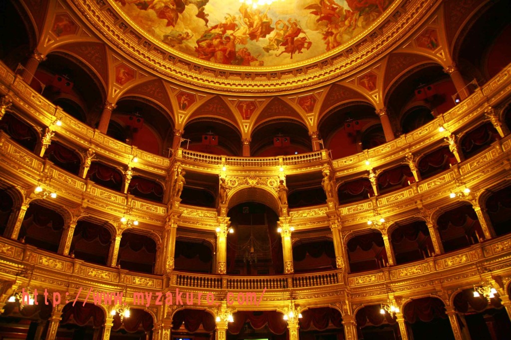 ハンガリー国立歌劇場の豪華な観客ホール