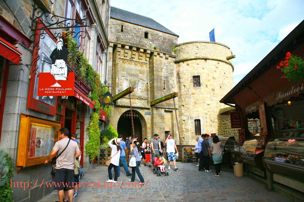 モンサンミッシェル島内入り口