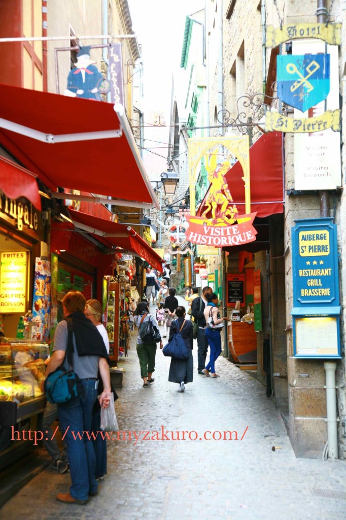 モンサンミッシェル島内は基本は坂。