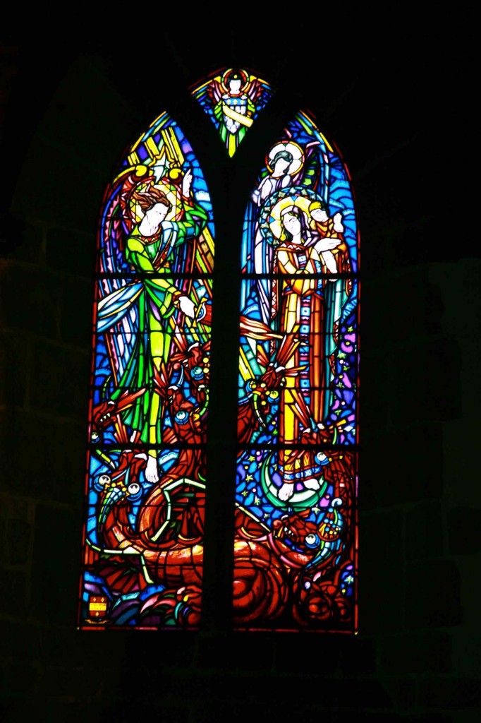 モンサンミッシェル島内の教会ステンドグラス