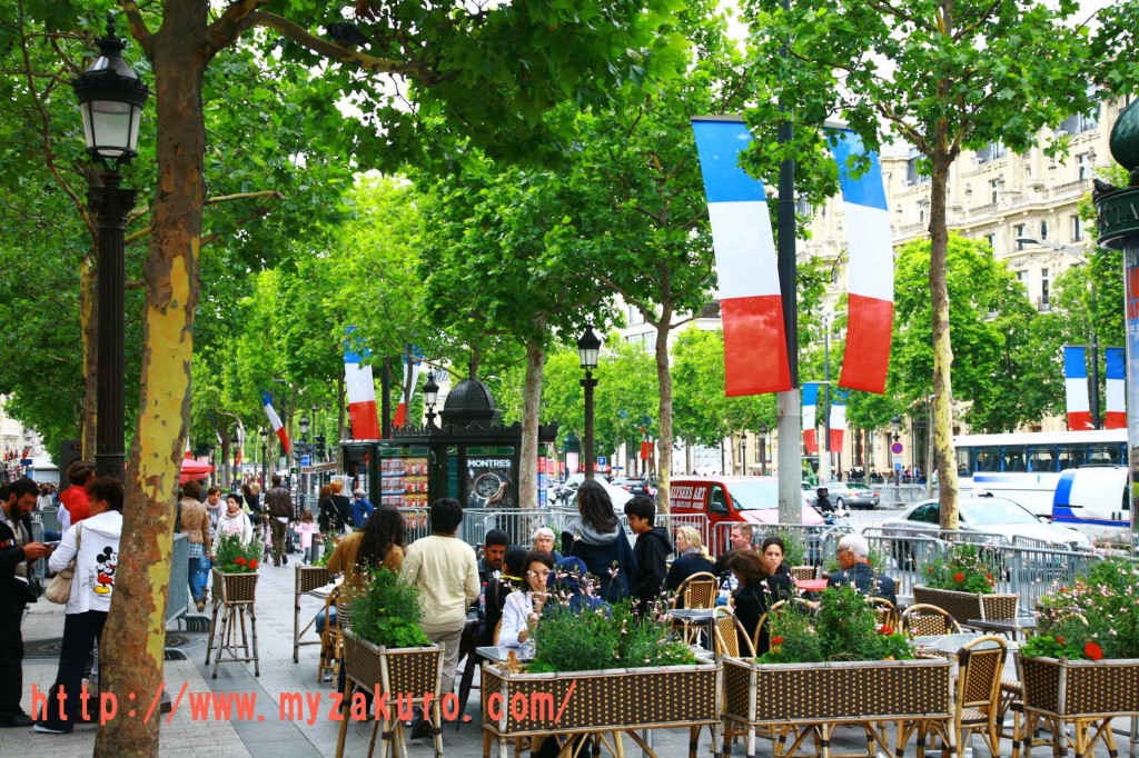 パリ祭のシャンゼリゼ通り パリ祭のシャンゼリゼ通り