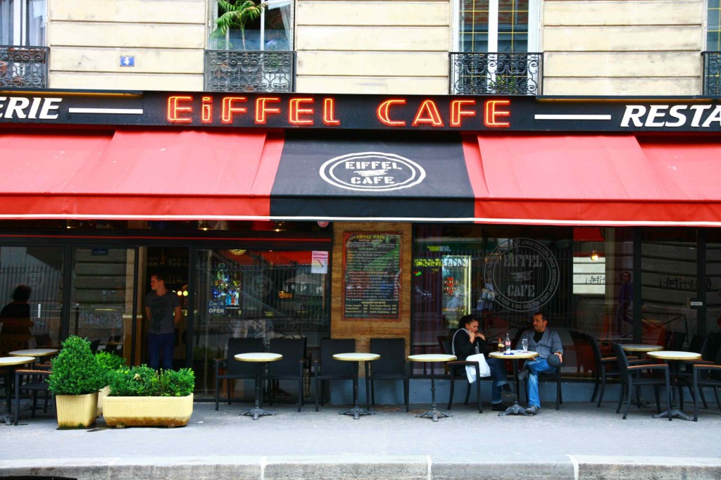 エッフェル塔近くのカフェ