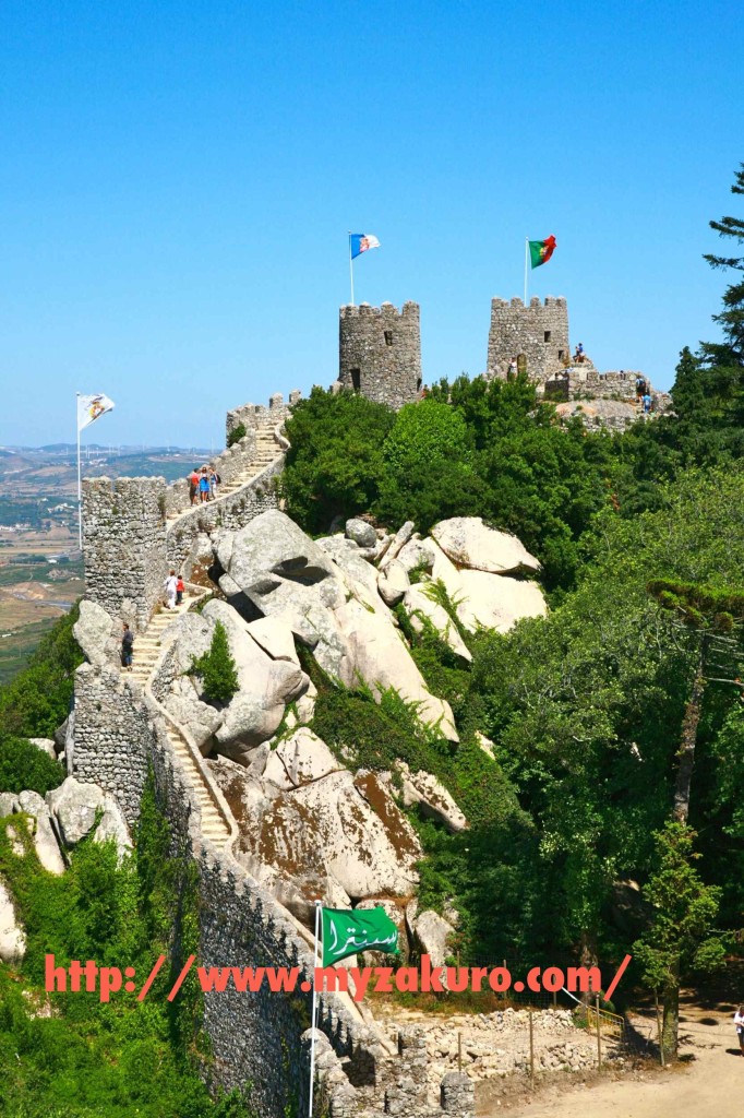 シントラのムーア城壁（壁の頂上からペーナ宮殿が見える）