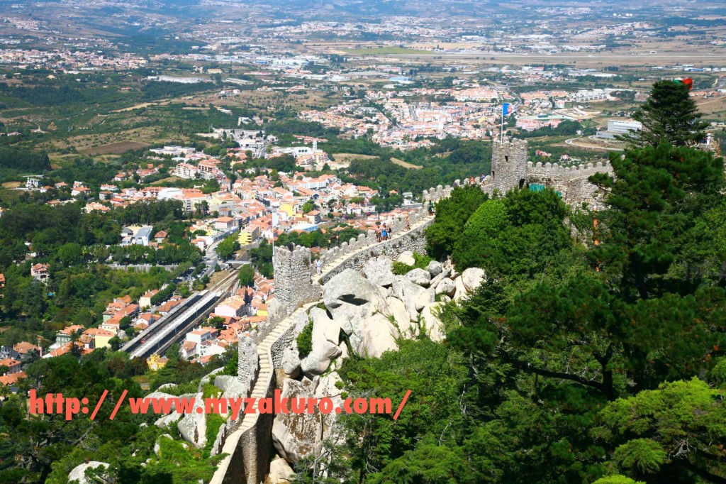 シントラのムーア城壁（壁の頂上からペーナ宮殿が見える）