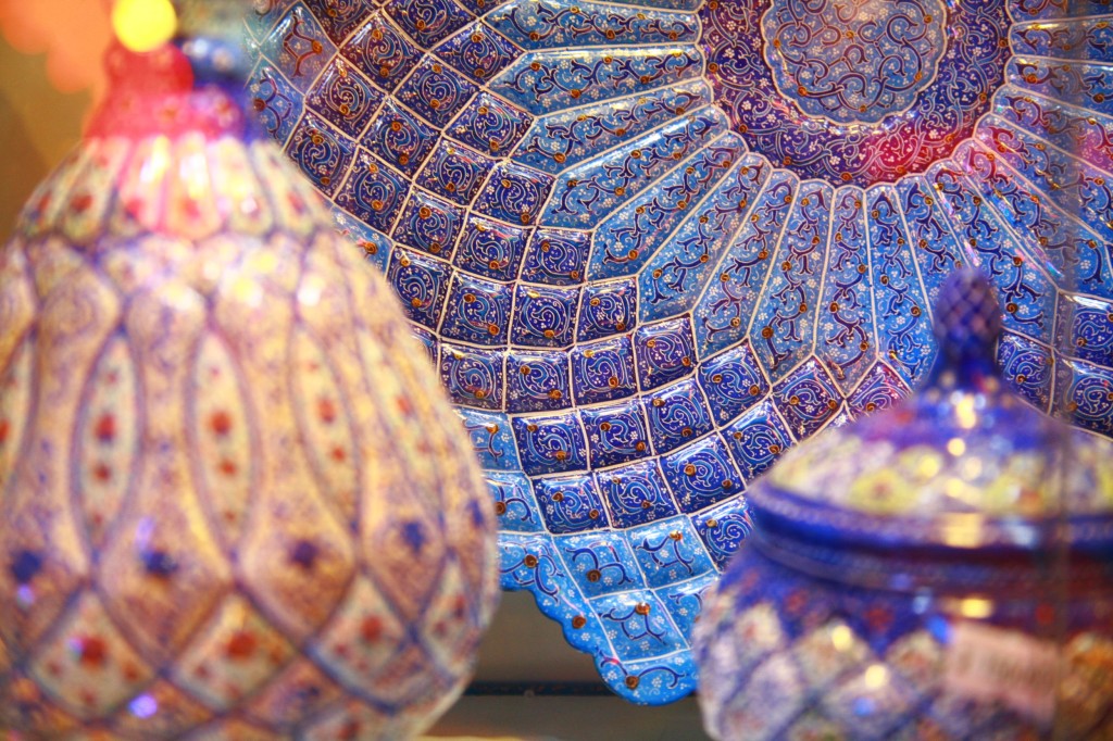 ペルシャ陶器の壷と飾りの置き皿