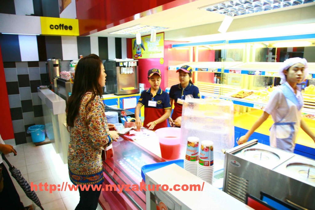 ヤンゴンのJ-DONUTSにて