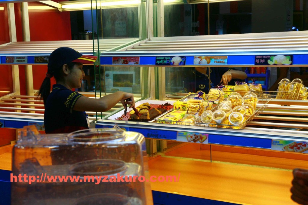 夜はほとんどドーナツが残ってない。