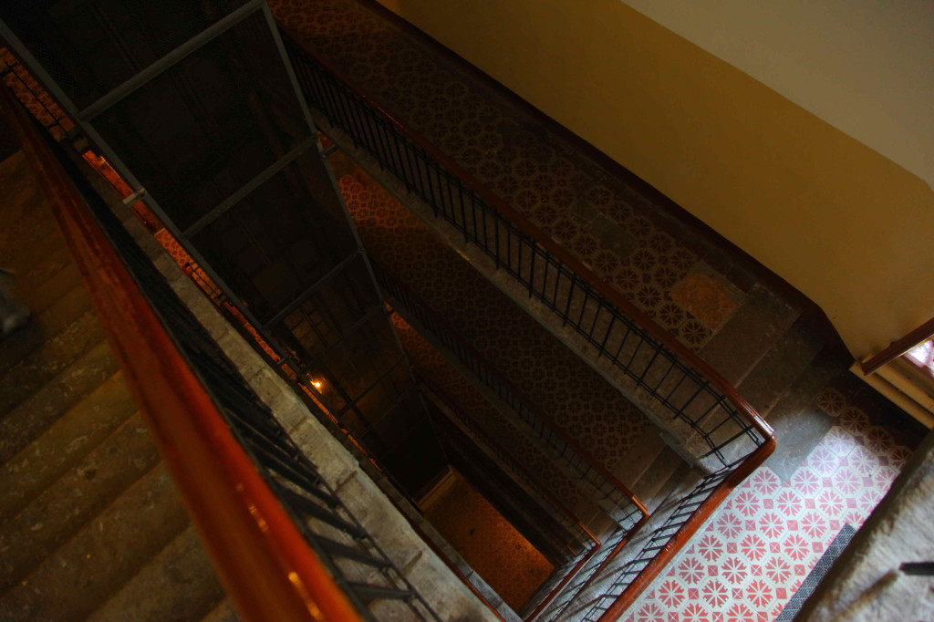 ホステルの階段。普通のマンションの最上階がホステルです。