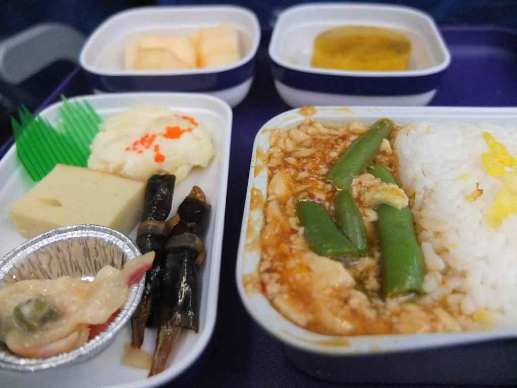 上海 〜東京のフライトの機内食は麻婆豆腐。