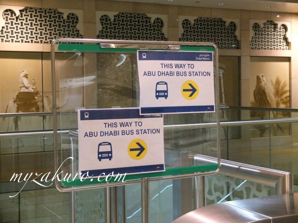 Al Ghubaiba駅で降りたら、バスターミナルへ行く看板が出てます