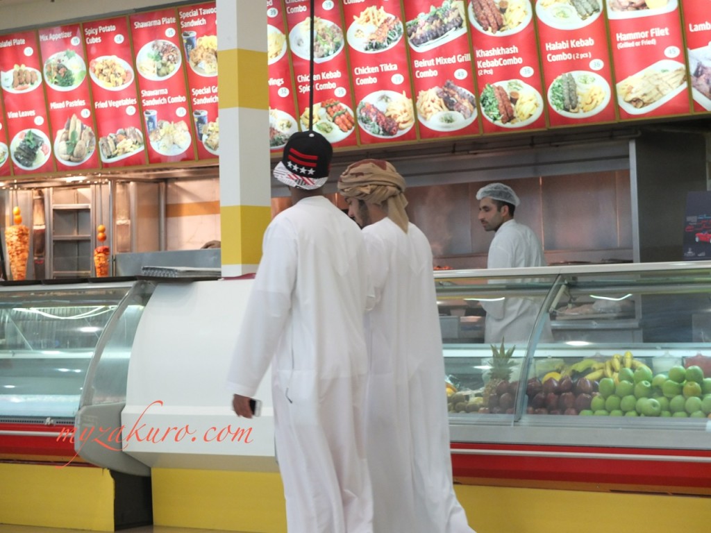 最近のアラブの若者は民族衣装にキャップが流行ってるみたいです。