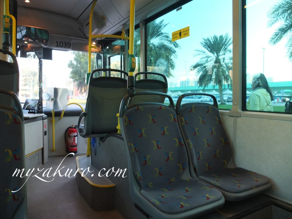 アブダビのバス車内は都営バスと変わりません