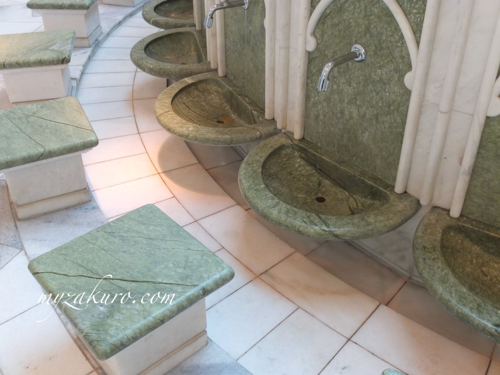 シェイク・ザーイド・モスク内のトイレの足洗い場